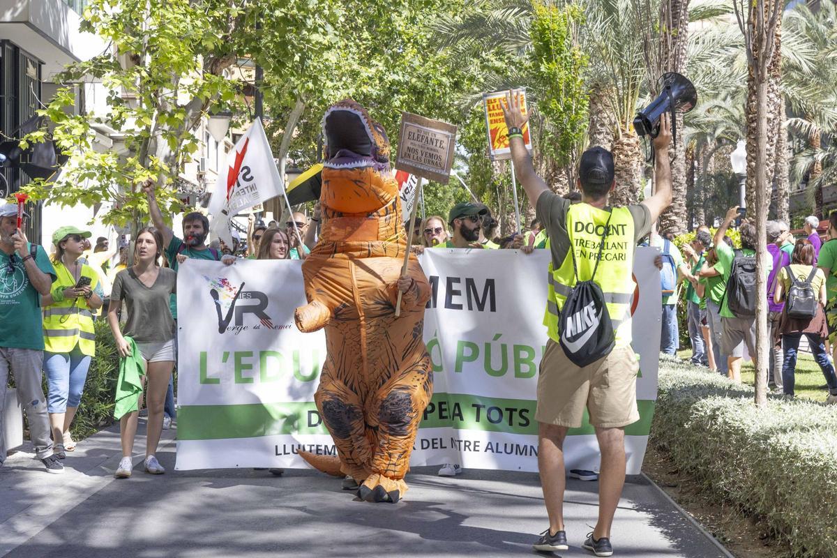 Noveno día de huelga de profesores: la lucha docente sigue viva en Alicante Noveno día de huelga de profesores: la lucha docente sigue viva en Alicante