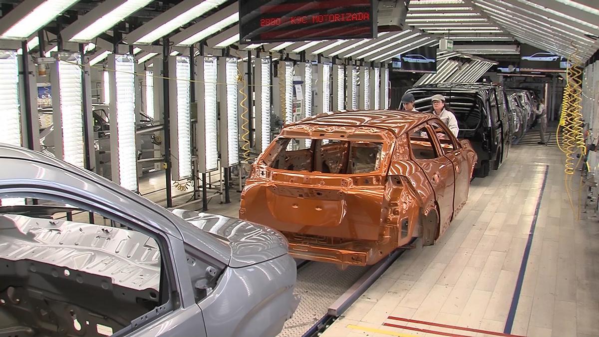Furgonetas K9 y vehículos Peugeot 2008 en la planta de Stellantis Vigo