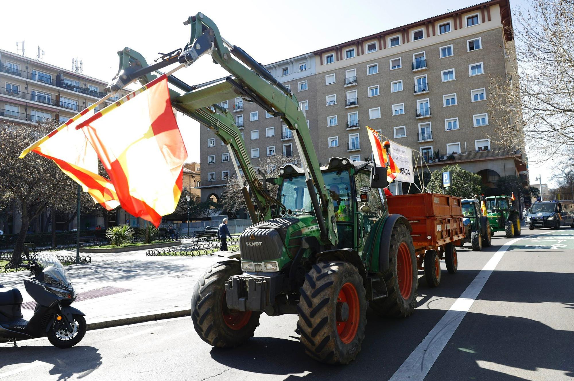 Un pequeño grupo de tractores entra en Zaragoza en una nueva jornada de protestas