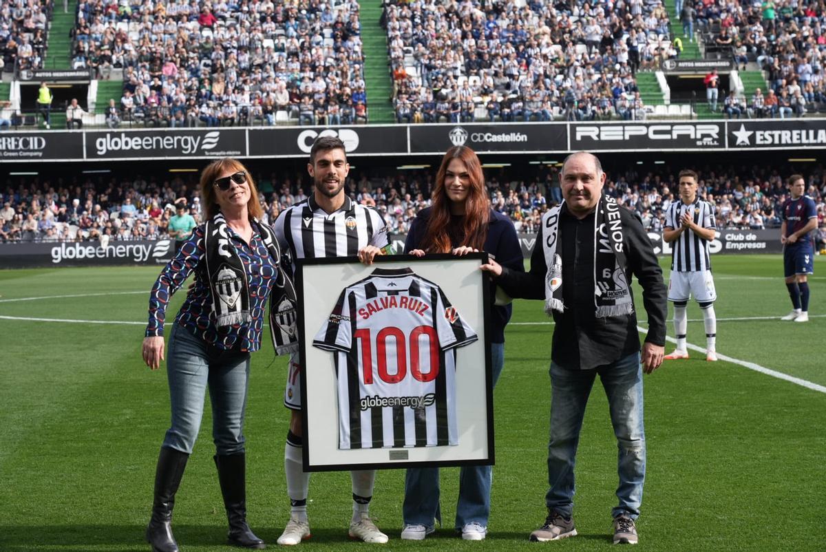 Salva Ruiz recibe una camiseta conmemorativa por sus 100 partidos.