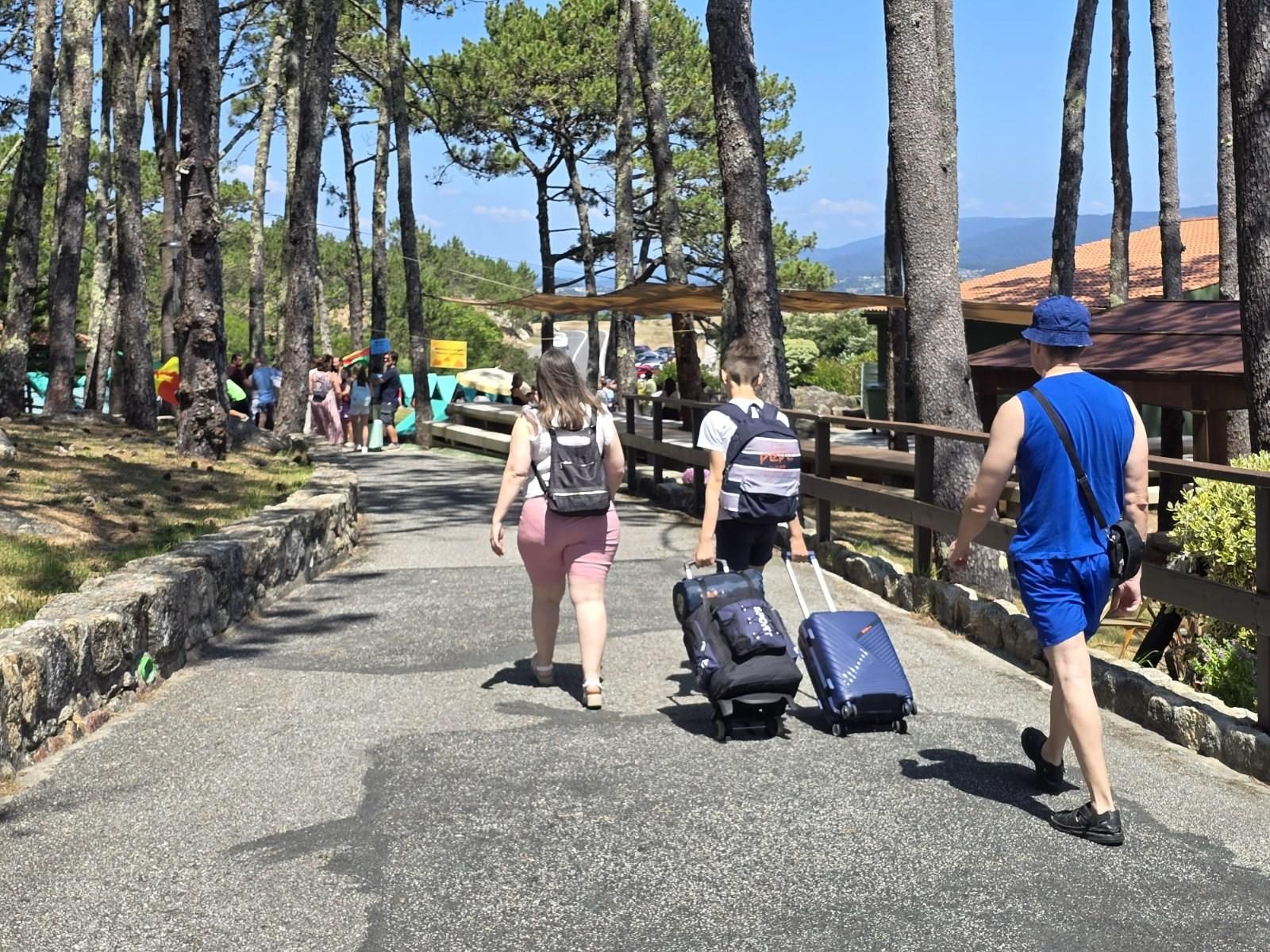 El primero de los once turnos previstos, con 140 niños, ya está en el centro vacacional de A Lanzada.