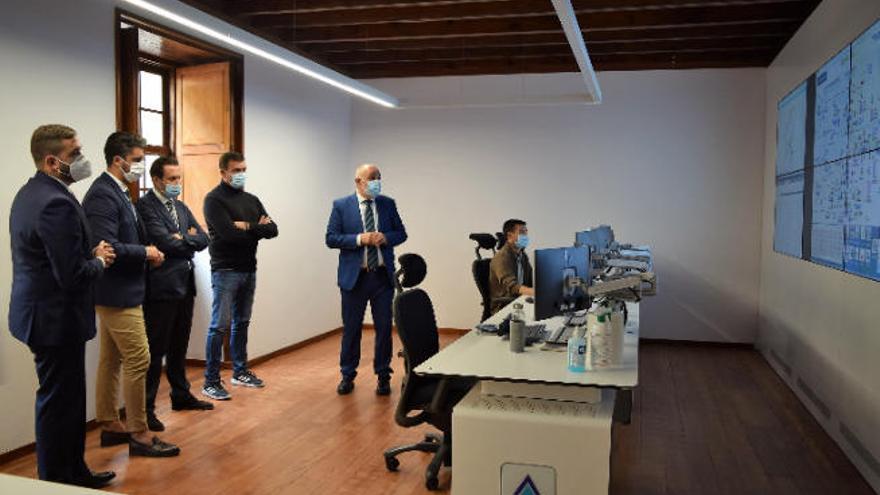 Visita del alcalde Luis Yeray Gutiérrez y el concejal Josimar Hernández a las instalaciones de Teideagua.