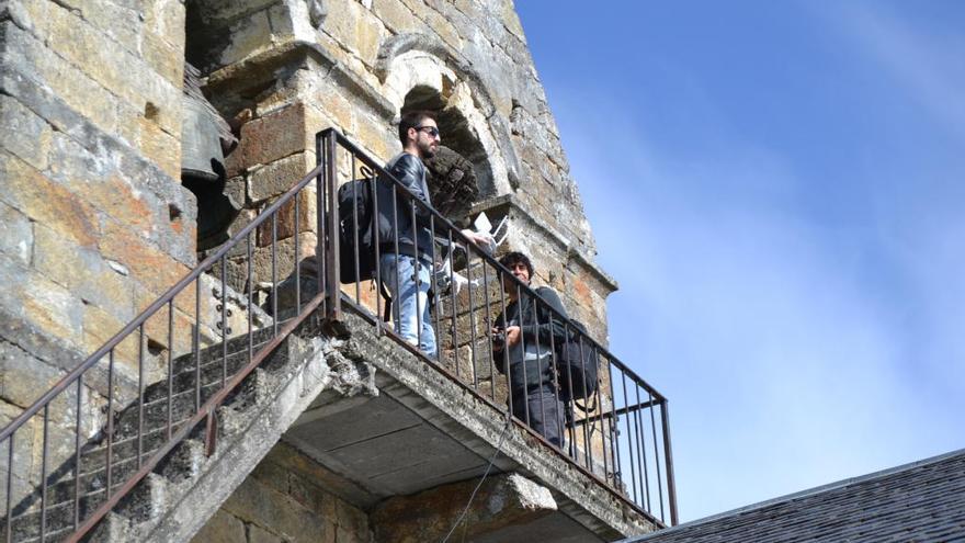 Trabajos de grabación en uno de los campanario del municipio de Asturianos.