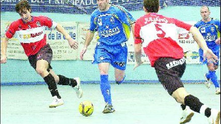 El goleador Luisjo avanza con el balón perseguido por los bilbaínos Juliano, a la derecha, y Pavesio.