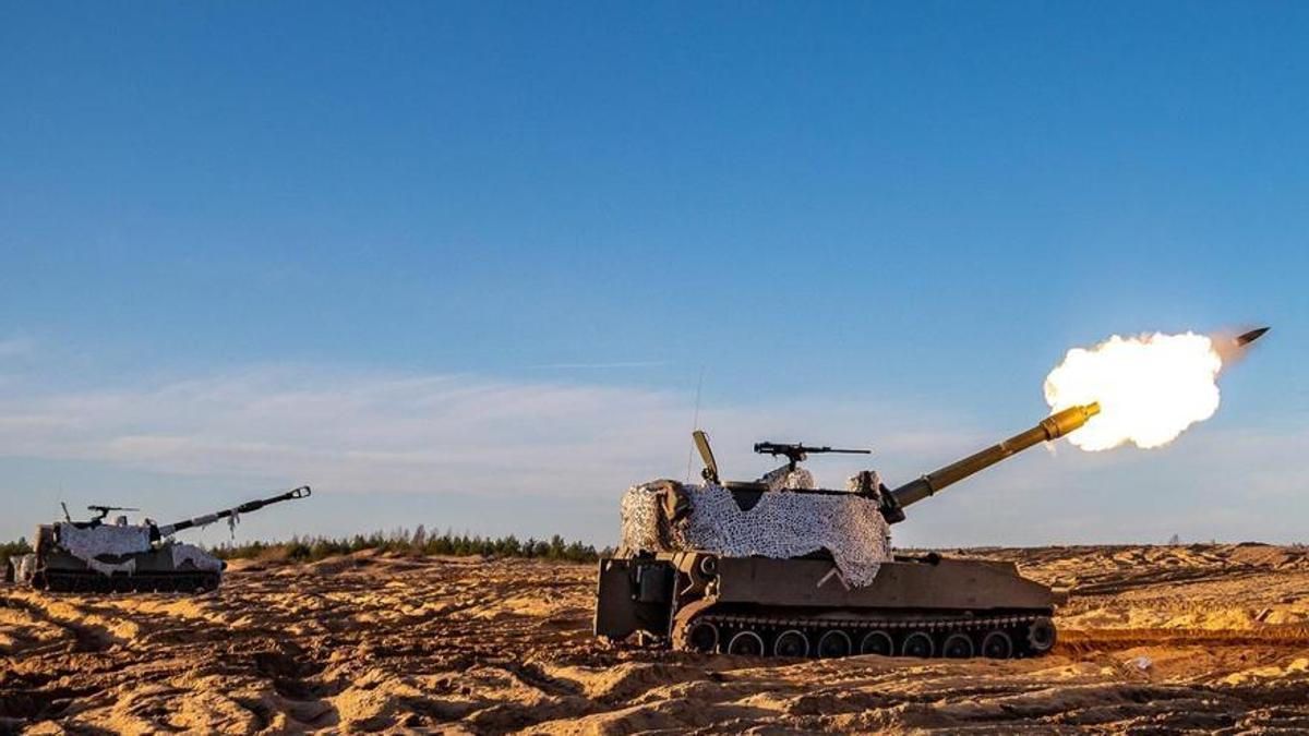 Una batería española de artillería se ejercita durante su despliegue en Letonia en febrero pasado.