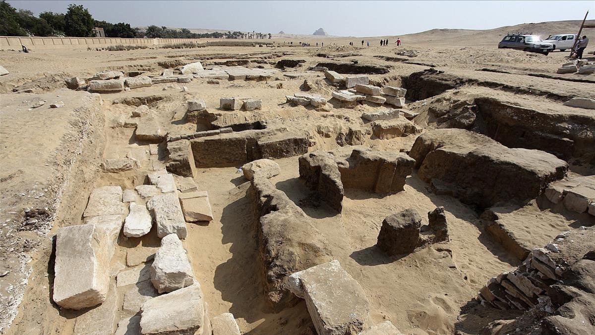 Restos de un templo del faraón Ramsés II hallado cerca de las pirámides de Guiza.