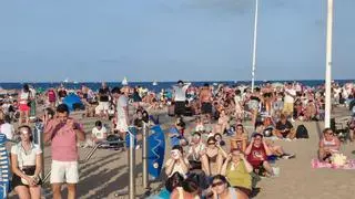 La Malva-rosa mira al cielo: 50.000 personas viven el eclipse de espaldas al mar