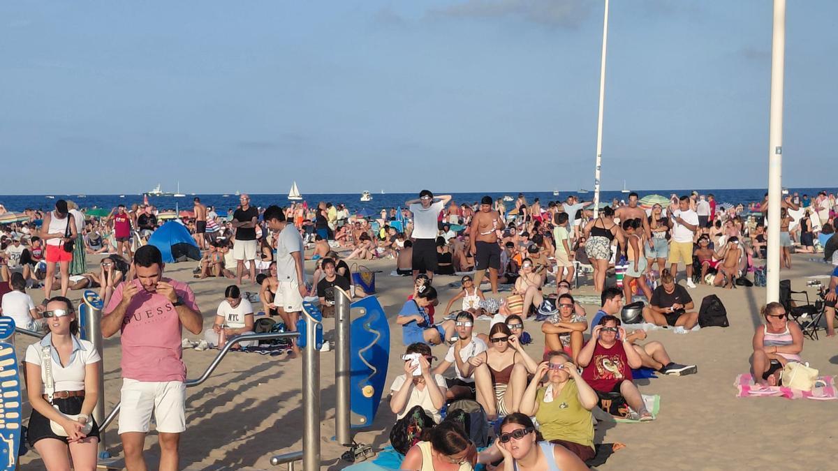 La Malva-rosa mira al cielo: 50.000 personas viven el eclipse de espaldas al mar