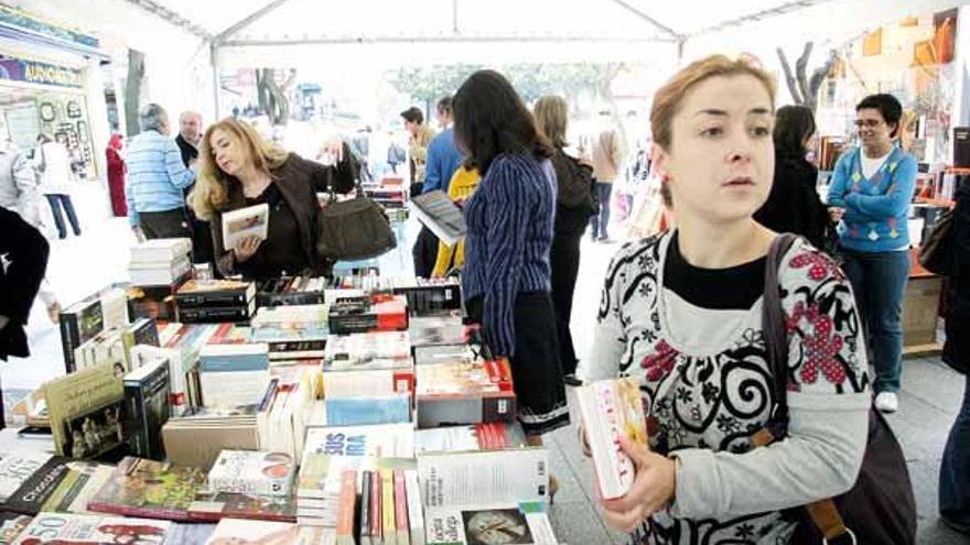 Un aspecto de la feria del Día del Libro en Ourense.