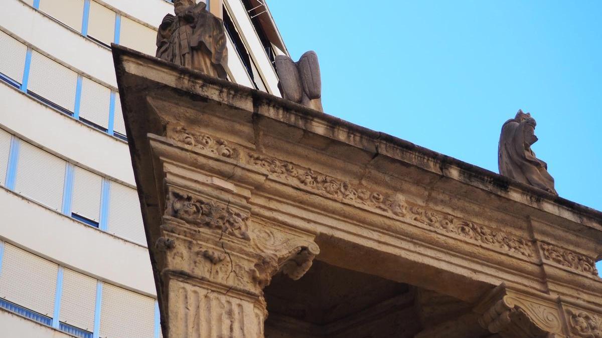 Detalles de las grietas que presentan las pilastras de los casalicios en una imagen de archivo.