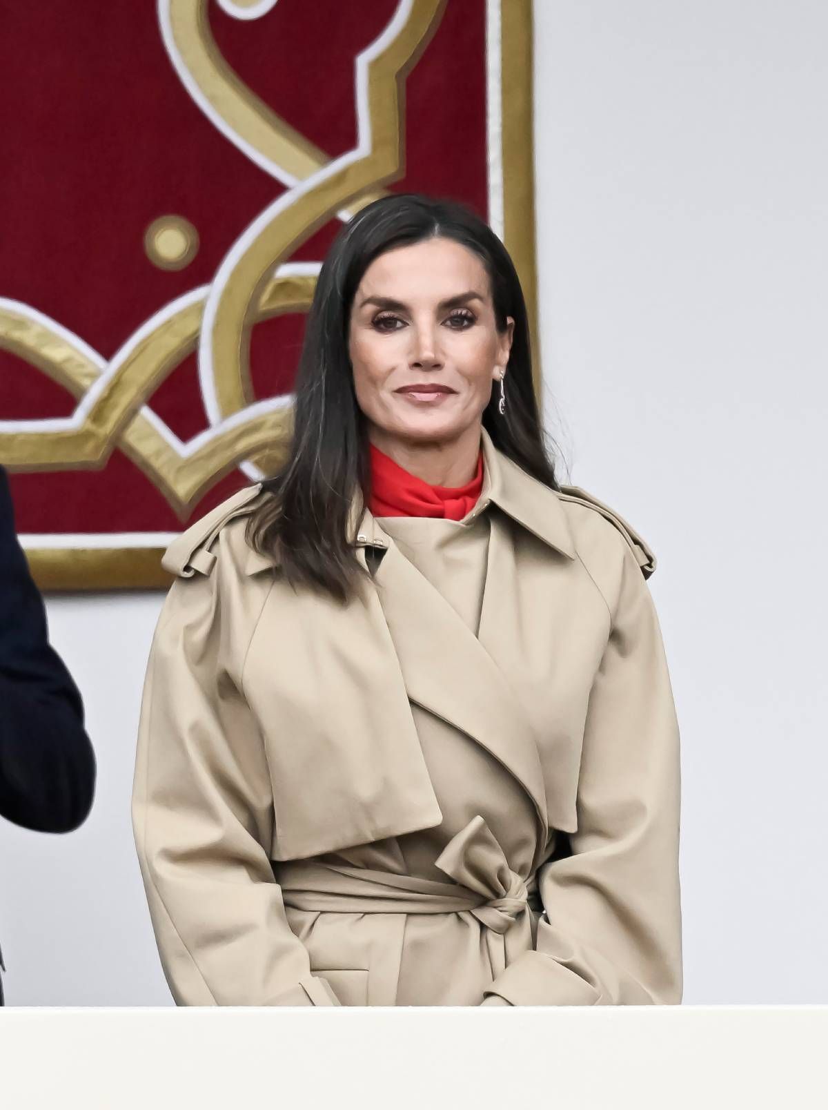 La reina Letizia con gabardina de Zara en el desfile del Día de la Hispanidad de 2024