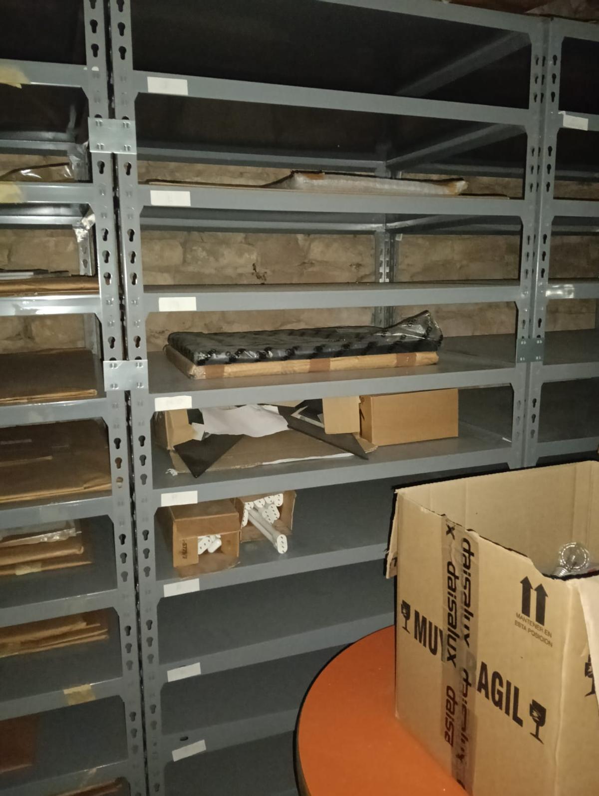 Otra imagen con algunas de las obras empaquetadas en el almacén.