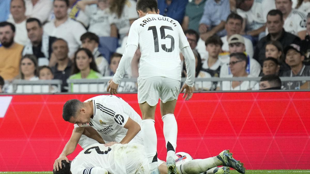 Los jugadores del Real Madrid consuelan a Dani Carvajal tras la lesión que sufrió frente al Villarreal.