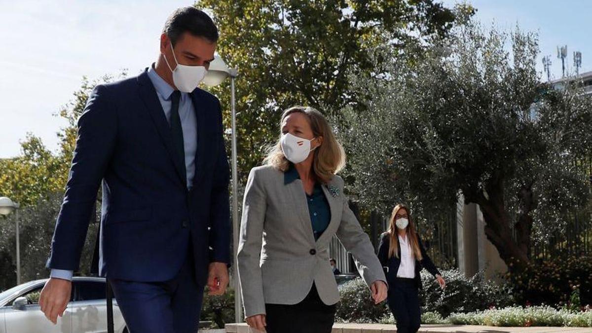 Pedro Sánchez, junto a Nadia Calviño.