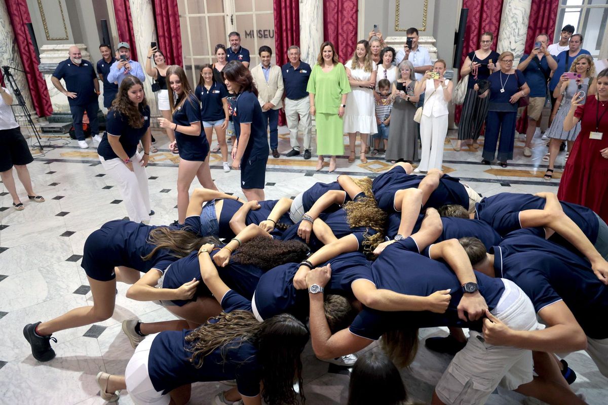 Las selecciones de rugby Seven Sub -16 femenina y masculina  de la Comunitat Valenciana, en el Ayuntamiento de Valencia.