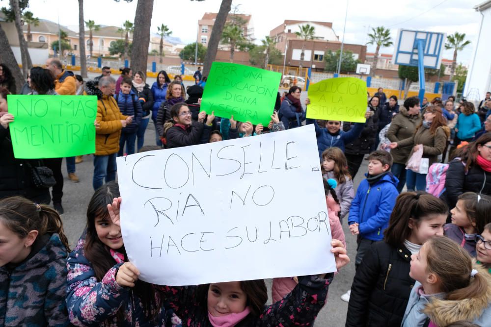 Protesta en el colegio Cervantes de Sax