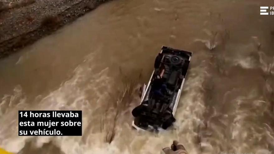 Espectacular rescate a una mujer que llevaba 14 horas sobre su coche hundido en el agua