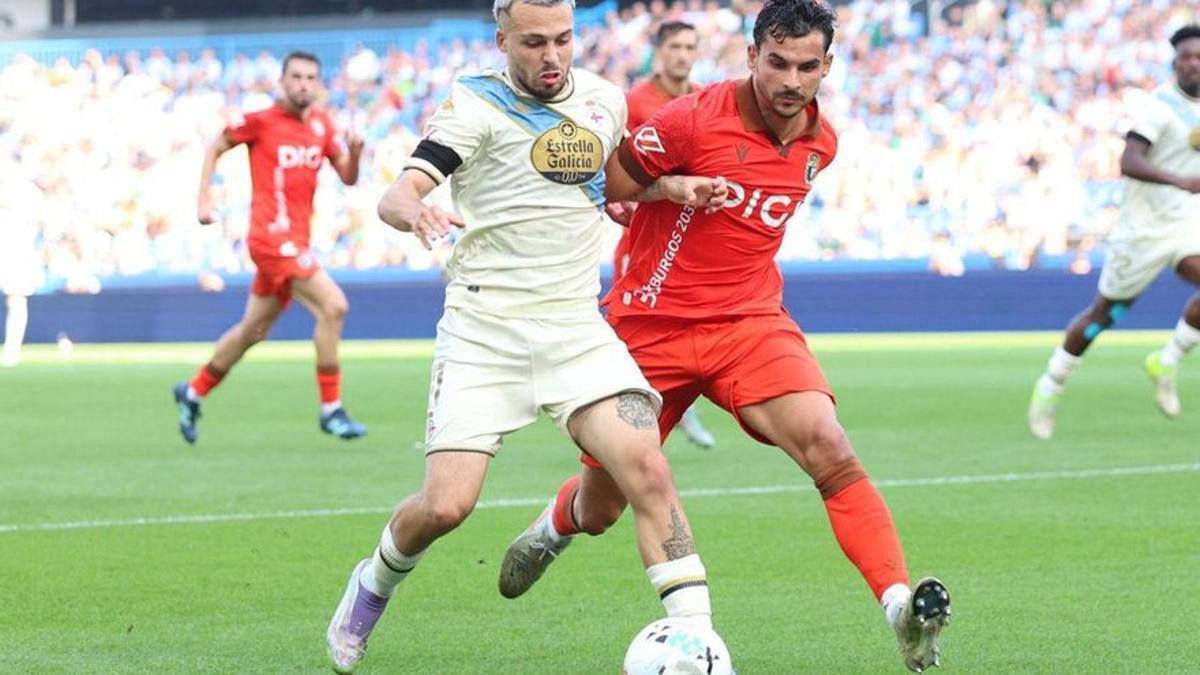 David Mella, en un lance del partido ante el Burgos. |  Iago López/Roller Agencia