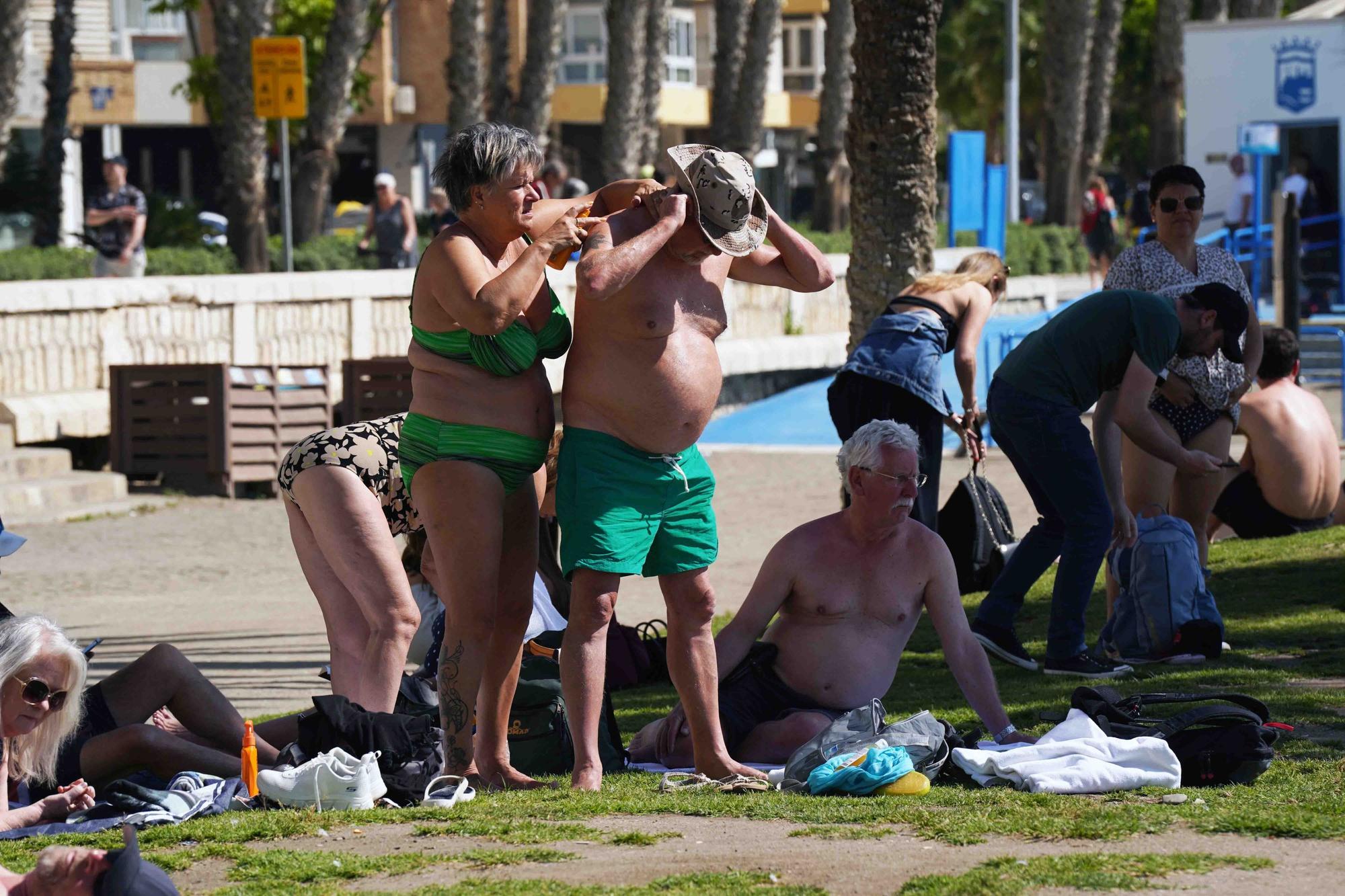 Calor en Málaga en el mes de abril. Bañistas en la playa de La Malagueta y turistas en el Centro de la ciudad, que supera los 28 grados.