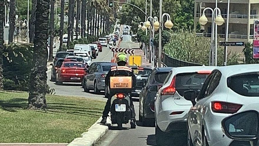 Atasco, ayer, en la avenida Antonio Machado. | CLAUDIO LARA LÓPEZ