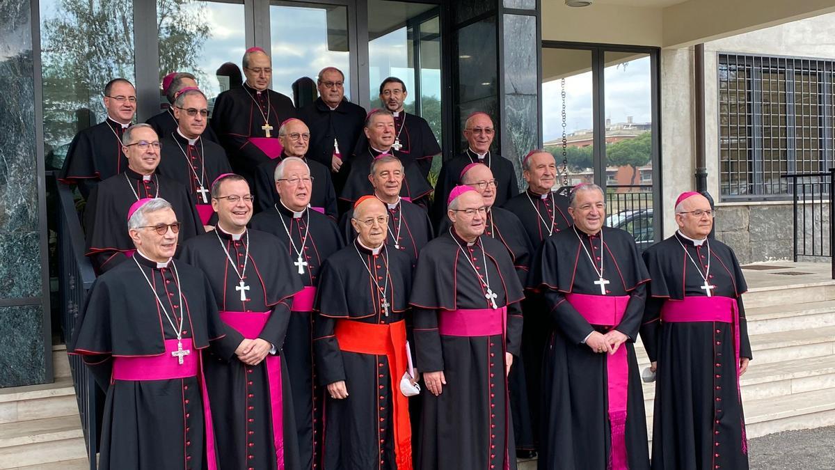 Foto de familia de Fernando Valera y el resto de obispos.