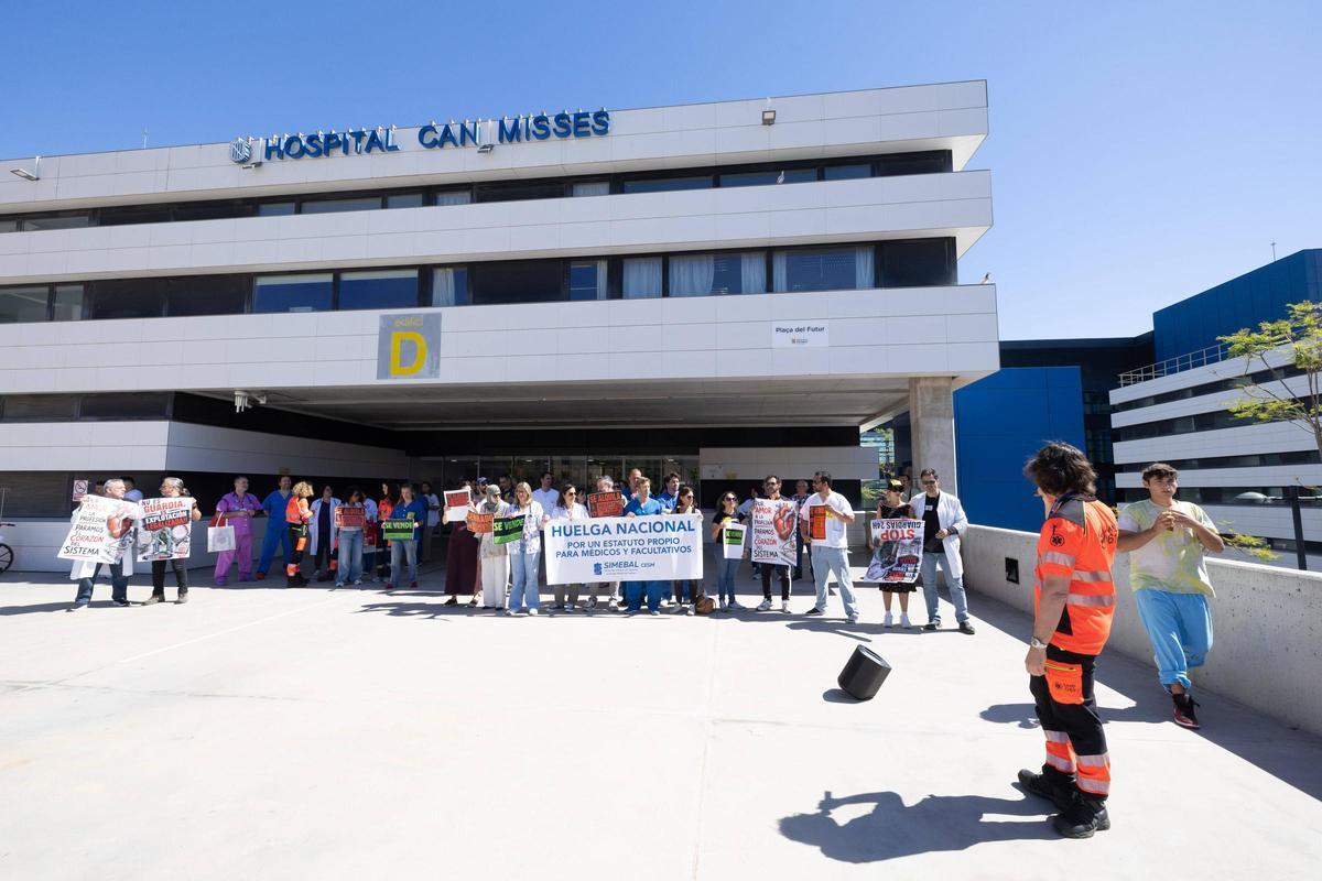 Imágenes de la concentración de la huelga de médicos en las puertas de Can Misses