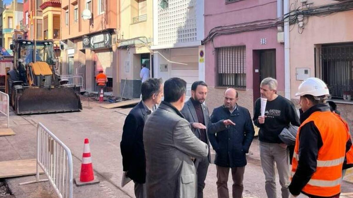 Otro momento de la visita a las obras de la zona de bajas emisiones.