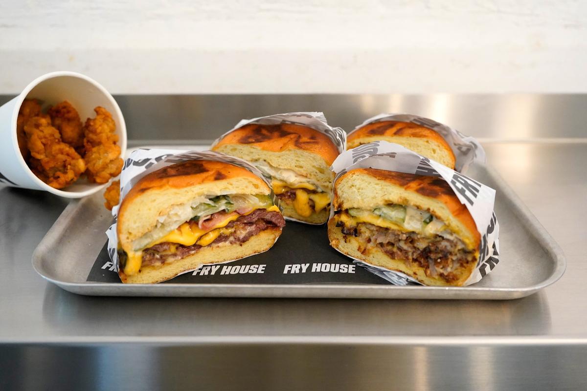 Hamburguesas japonesas y pollo frito japonés en Fry House.