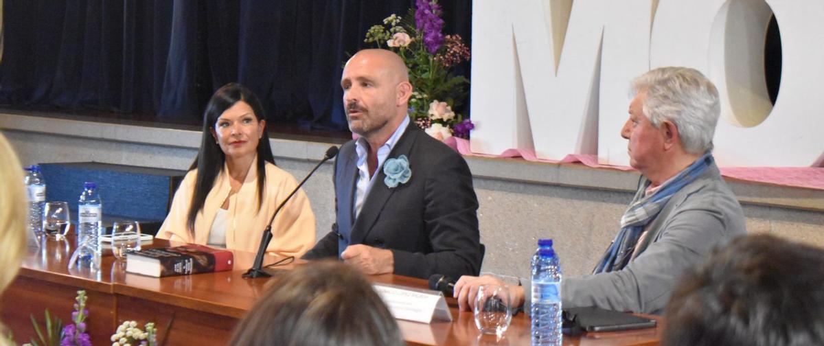 Jaime de los Santos, en el centro, junto a Nidia Arévalo  y a Ignacio López Balboa.