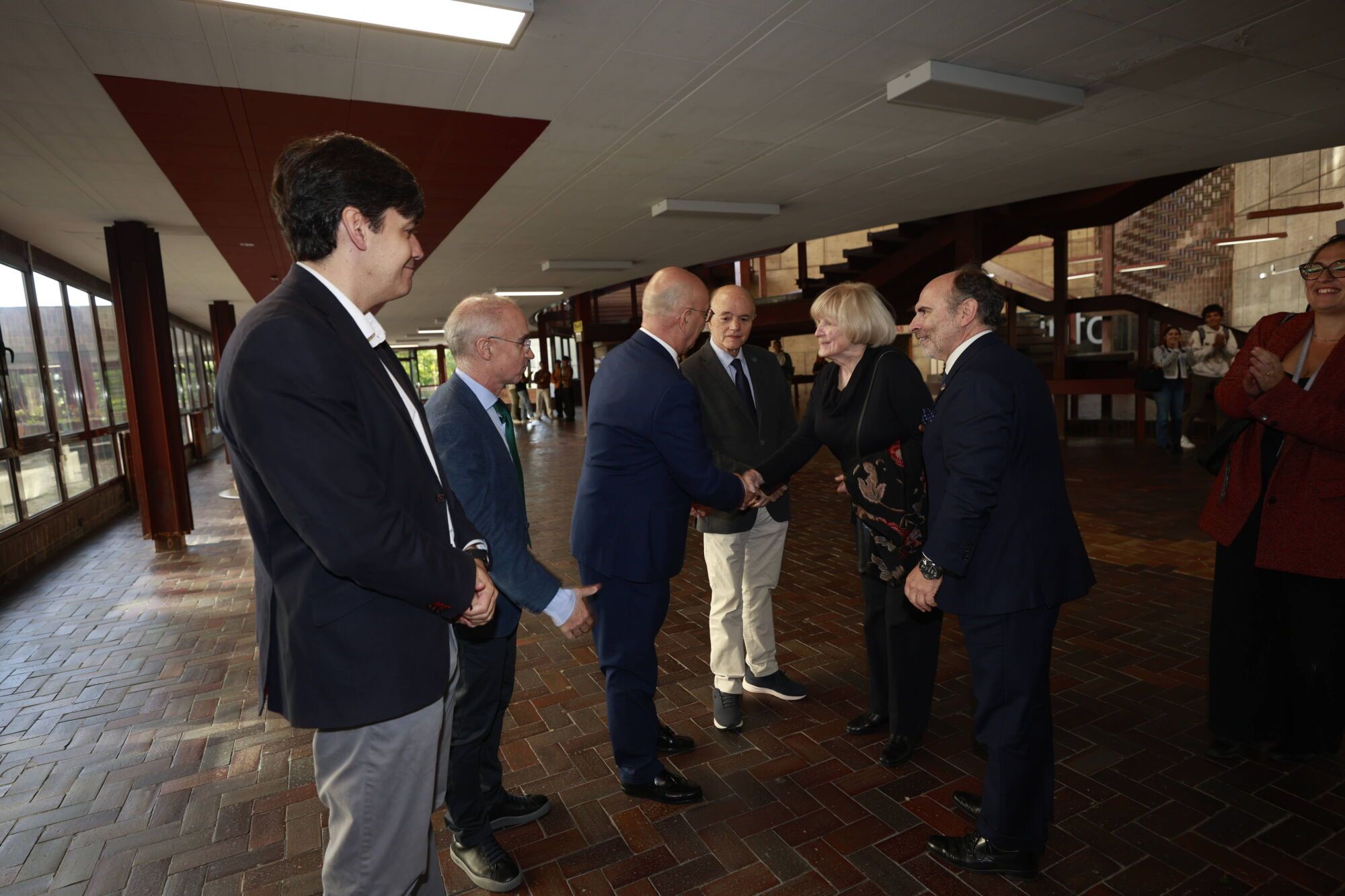 Marie-Claire King visita el Instituto Universitario de Oncología y mantiene un encuentro con profesores y estudiantes en la Facultad de Medicina