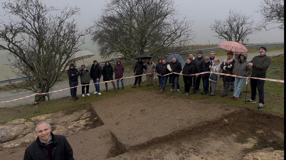 Vecinos y arqueólogos durante una reciente visita al yacimiento de El Viso