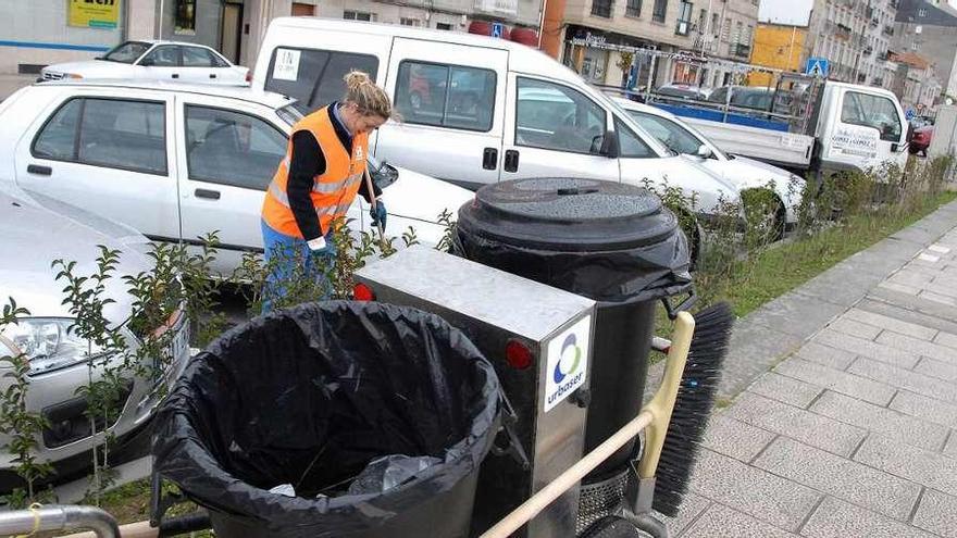 Una trabajadora del servicio de limpieza viaria de Moaña. // G.N.