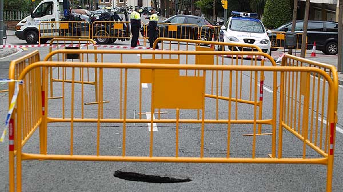 Un petit esvoranc al carrer de Ganduxer obliga a desviar el trànsit.