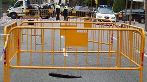Un petit esvoranc al carrer de Ganduxer obliga a desviar el trànsit.