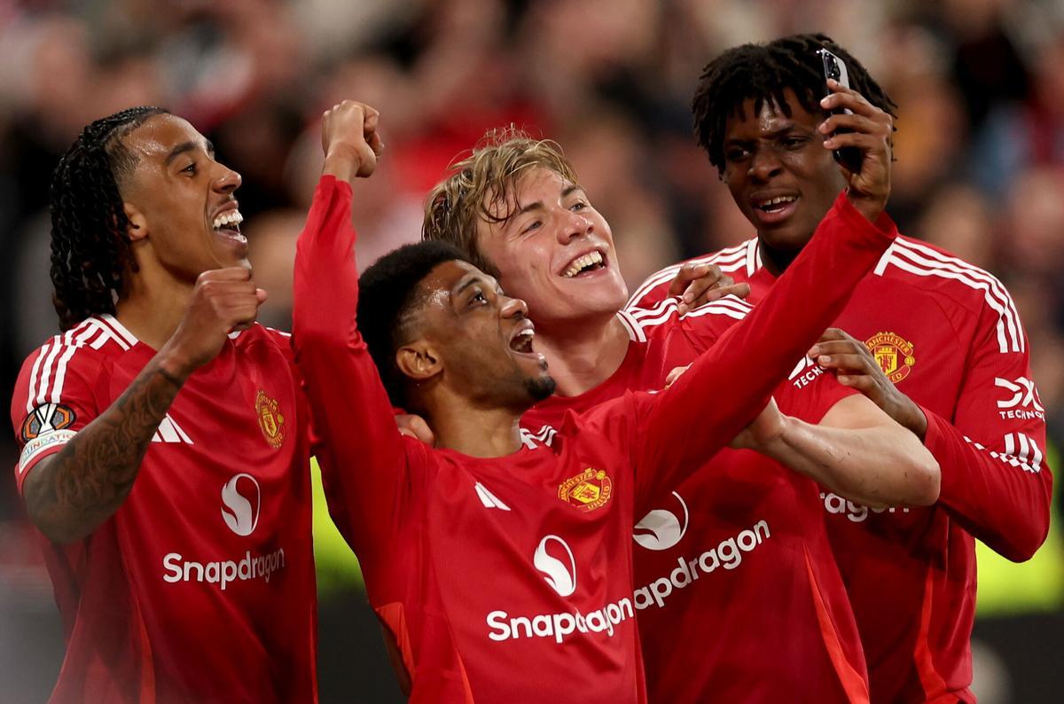MANCHESTER (United Kingdom), 08/05/2025.- Rasmus Hojlund (2R) of Manchester United takes a selfie with teammates Leny Yoro (L), Amad Diallo (2L) and Patrick Dorgu after scoring the third goal of his team during the UEFA Europa League semi-finals 2nd leg soccer match between Manchester United and Athletic Club, in Manchester, Britain, 08 May 2025. (Reino Unido) EFE/EPA/ADAM VAUGHAN