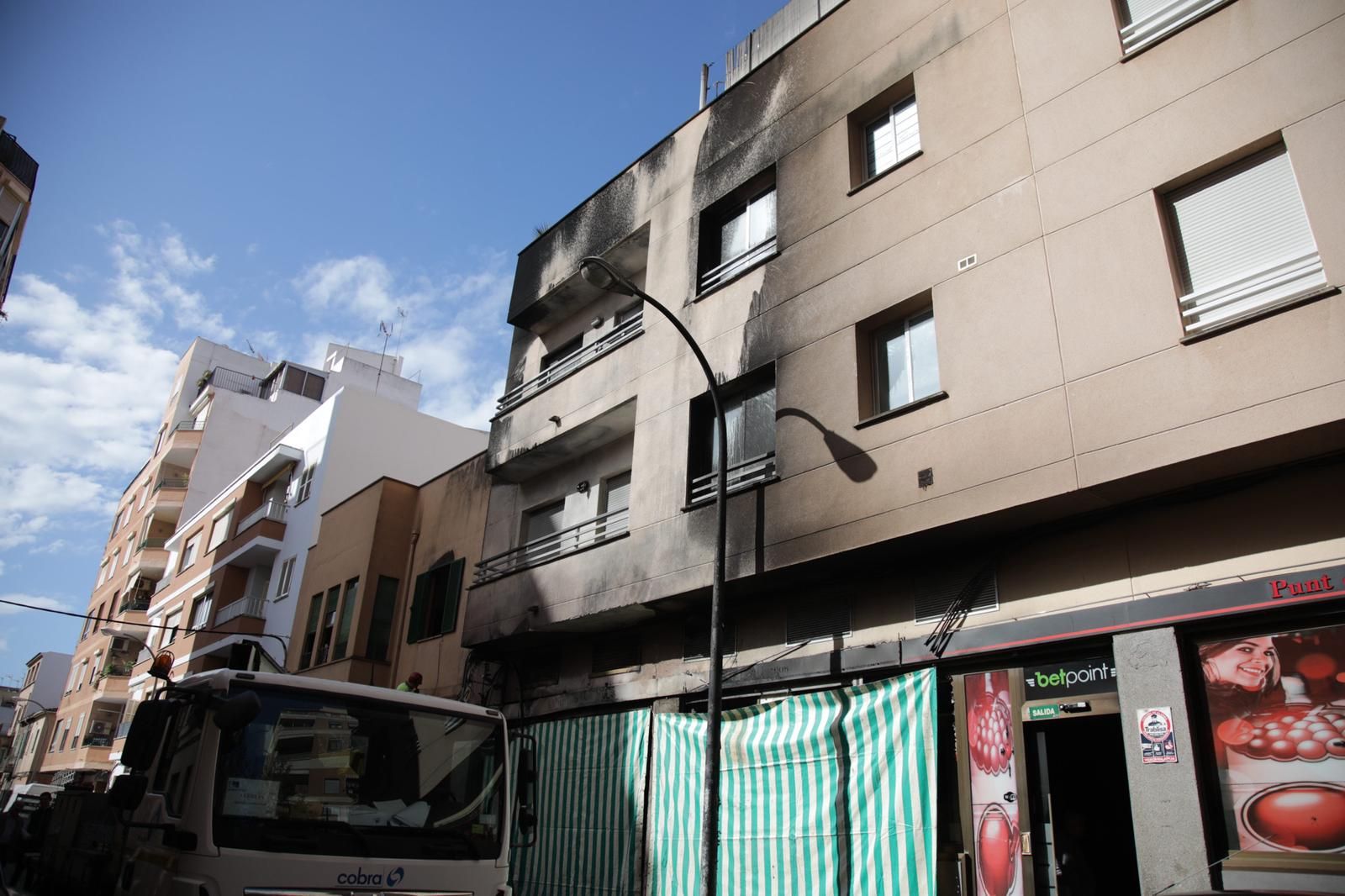 Un incendio destruye contenedores, coches y la fachada de una casa en Palma