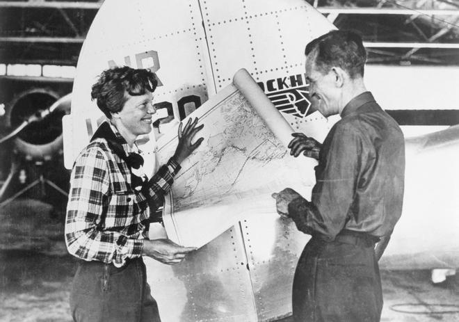 Amelia Earhart y Fred Noonan planeando la que sería su última ruta