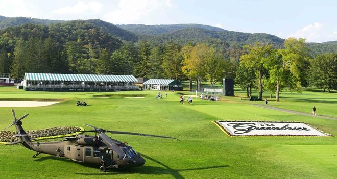 Un helicóptero del Ejército de los Estados Unidos se sienta desde el tee 18 durante el Tributo Militar en The Greenbrier Pro-am en Old White TPC en White Sulphur Springs, West Virginia.