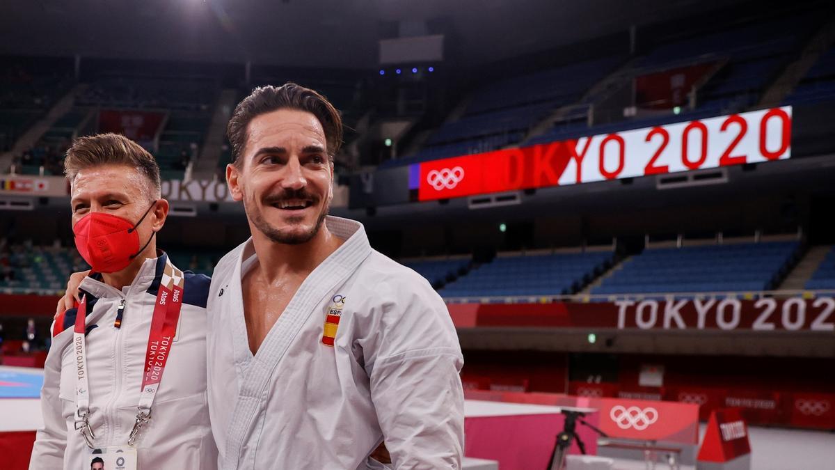 El español Damián Quintero, feliz tras conseguir la medalla de plata de kata masculino de karate en los Juegos Olímpicos.