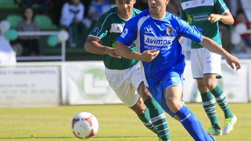 Yago Yao, del Coruxo, persigue a un jugador del Fuenlabrada para arrebatarle el balón durante el partido de ayer en O Vao. // José Lores