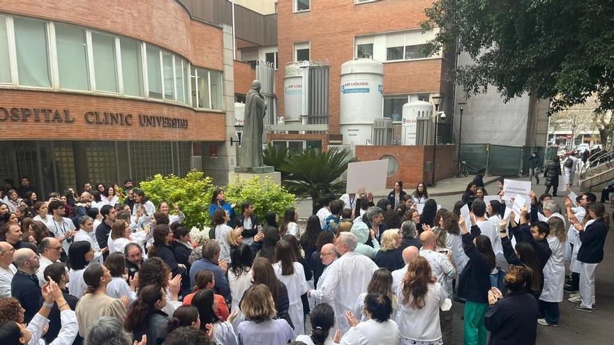 El personal de Atención Continuada protesta en el Clínico por la pérdida de 70 contratos de guardias