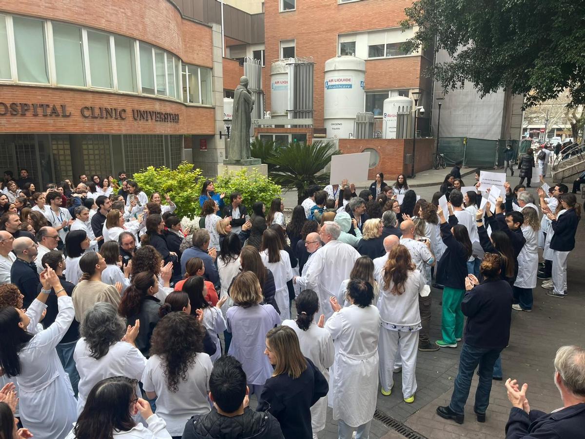 Protesta a las puertas del hospital Clínico este lunes.