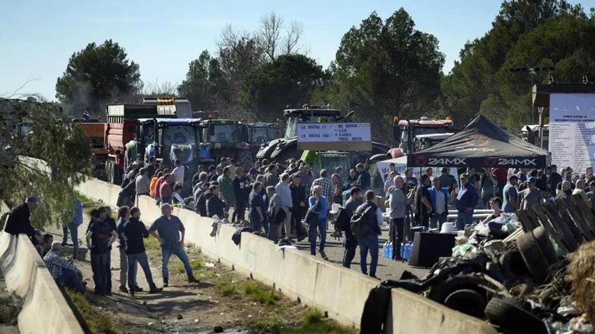 Els agricultors tornen a la càrrega i tallaran avui 8 passos fronterers