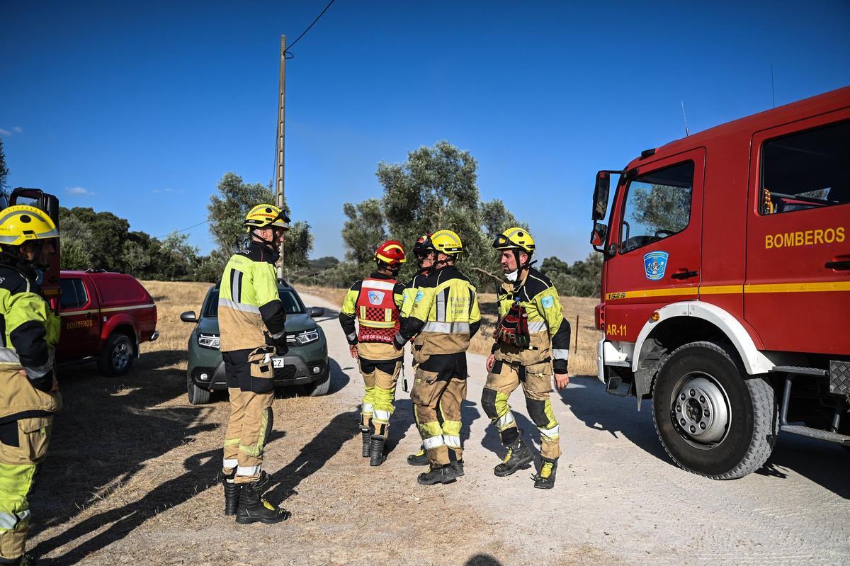 Fotogalería | Las imágenes del incendio de Las Viñas, en Arroyo de la Luz
