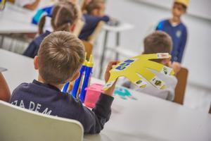 Un grupo de niños en un colegio