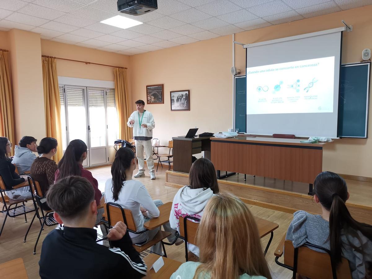 Pablo Miñambres durante las sesiones de divulgación científica en Benavente.