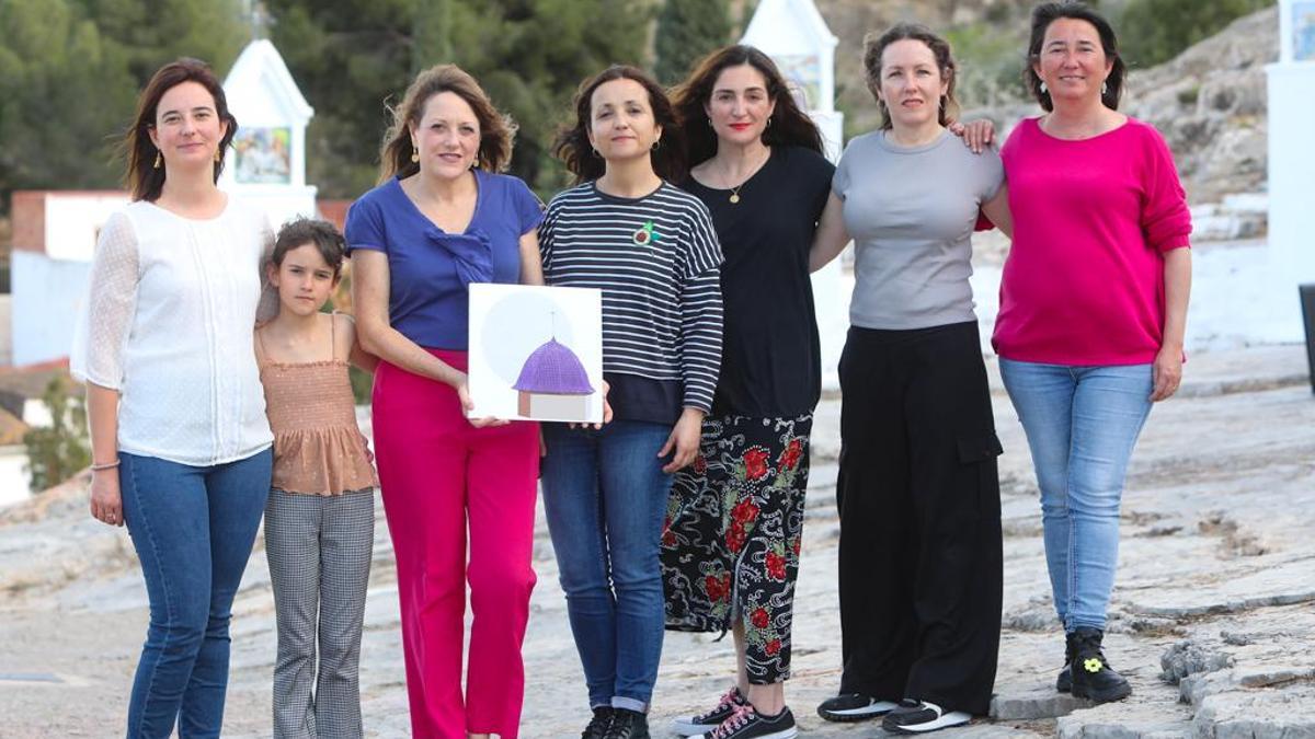 Mujeres partidarias de la inclusión, con el logo que ilustrará sus chapas.