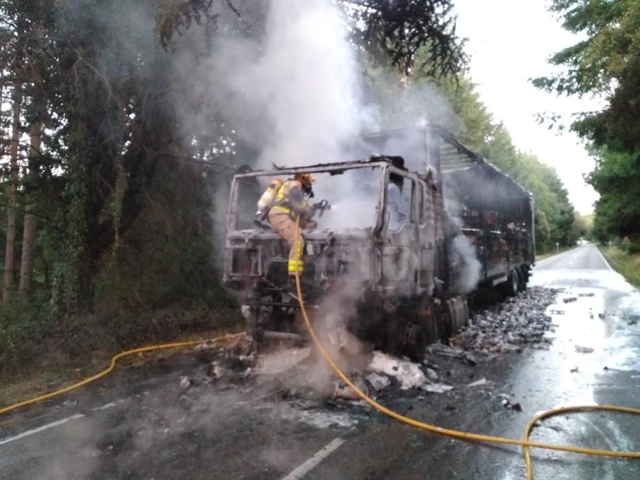 Els Bombers treballant en l'incendi del camió