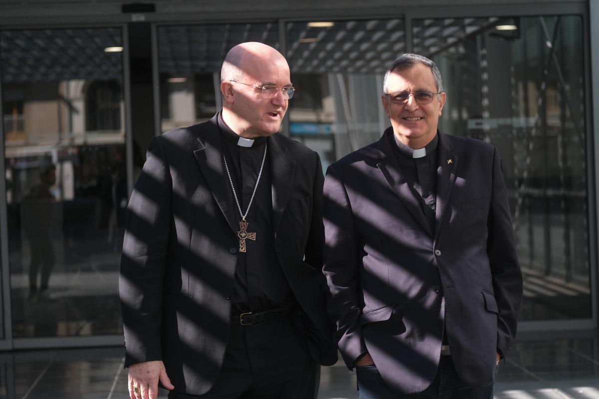 El sacerdote Ignacio Doñoro con el obispo José Ignacio Munilla este miércoles antes de que el Ayuntamiento entregase la distinción Benefactor de la Infancia
