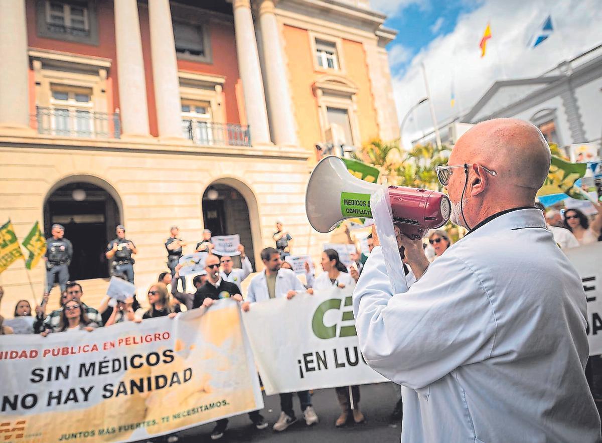Los médicos se manifiestan frente a la subdelegación del Gobierno en Tenerife